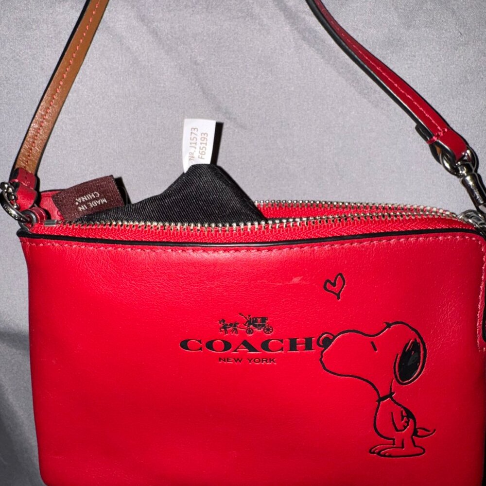 ❤️ Coach x Peanuts Snoopy Red Leather Wristlet - Picture 3 of 4